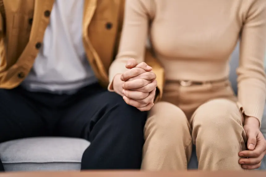Paciente adulto en sesión de psicoterapia trabajando sus patrones de apego y vínculos emocionales