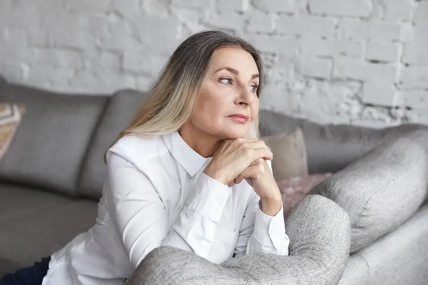 Adulto en actitud reflexiva durante un proceso de psicoterapia por trauma relacional y heridas vinculares